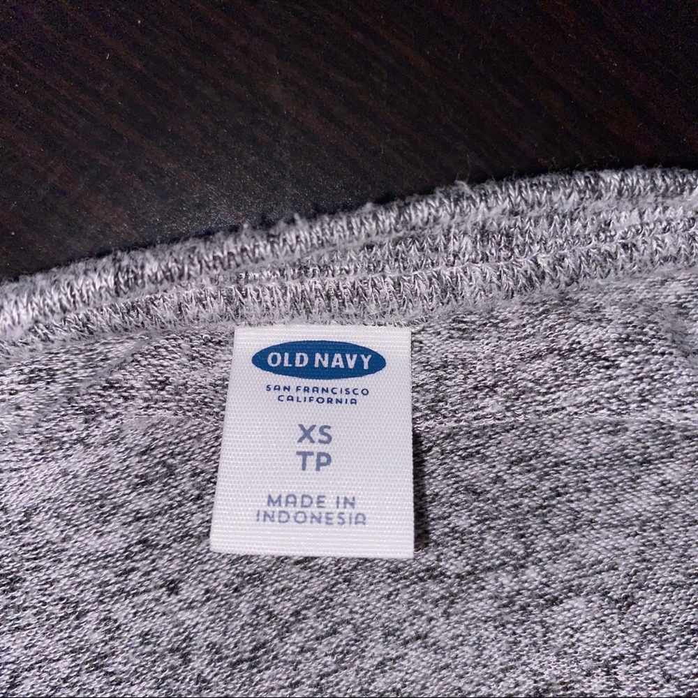 Two old navy tops - Picture 5 of 8